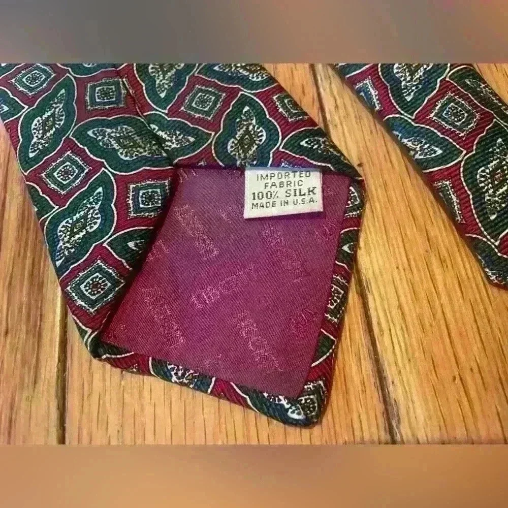 Vtg Liberty of London Tie Men’s 56 in Imported Silk Green Red Geometric